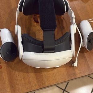 Oculus quest 3 White and Black Standalone VR Headset with Controllers